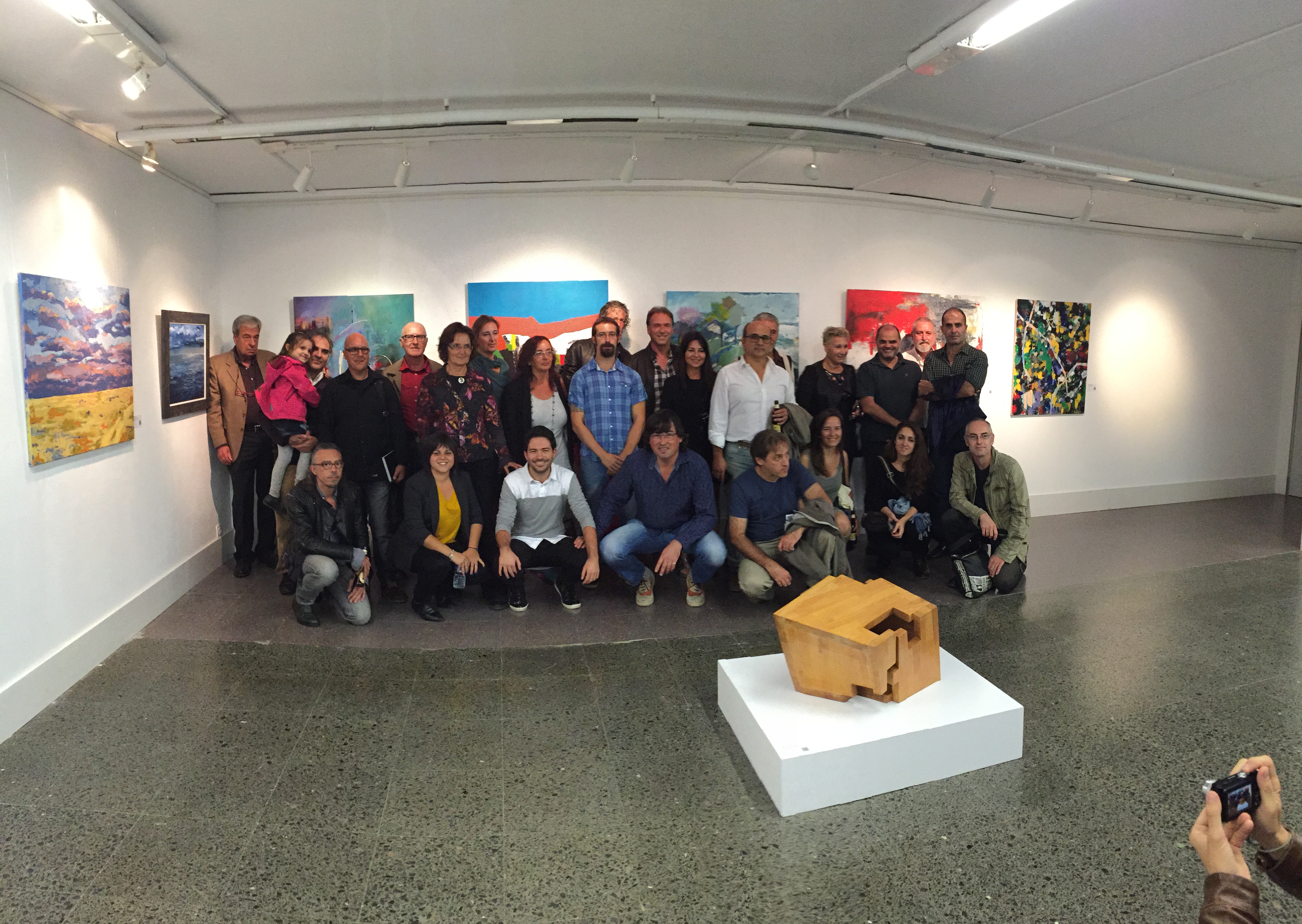 Foto de grupo con los artistas que pudieron asistir a la muestra