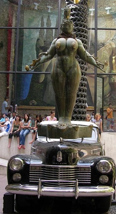 Reina Esther de Fuchs en el Museo Dalí de Figueres.