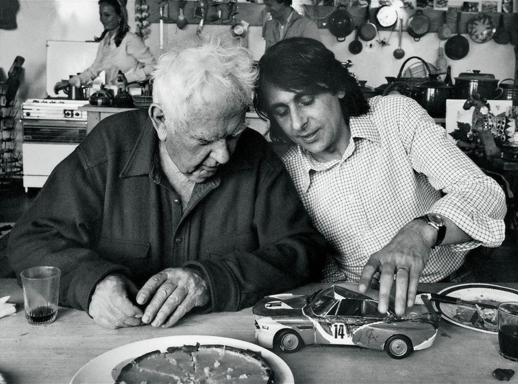 Hervé Poulain y Alexander Calder. con miniatura del primer BMW Art Car.