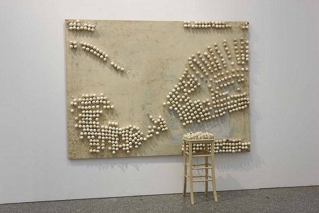 Marcel Broodthaers. Panel with Eggs and Stool, 1966. Instalación. Colección Museo Nacional Centro de Arte Reina Sofía, Madrid.