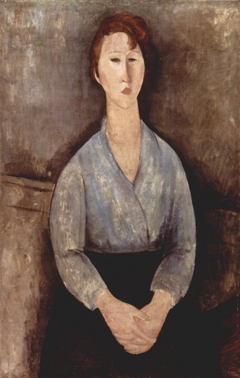 Mujer sentado con blusa azúl